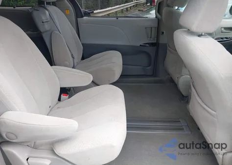 2011 Toyota Sienna Le V6 z USA, uszkodzony, nr VIN 5TDKK3DC6BS156696